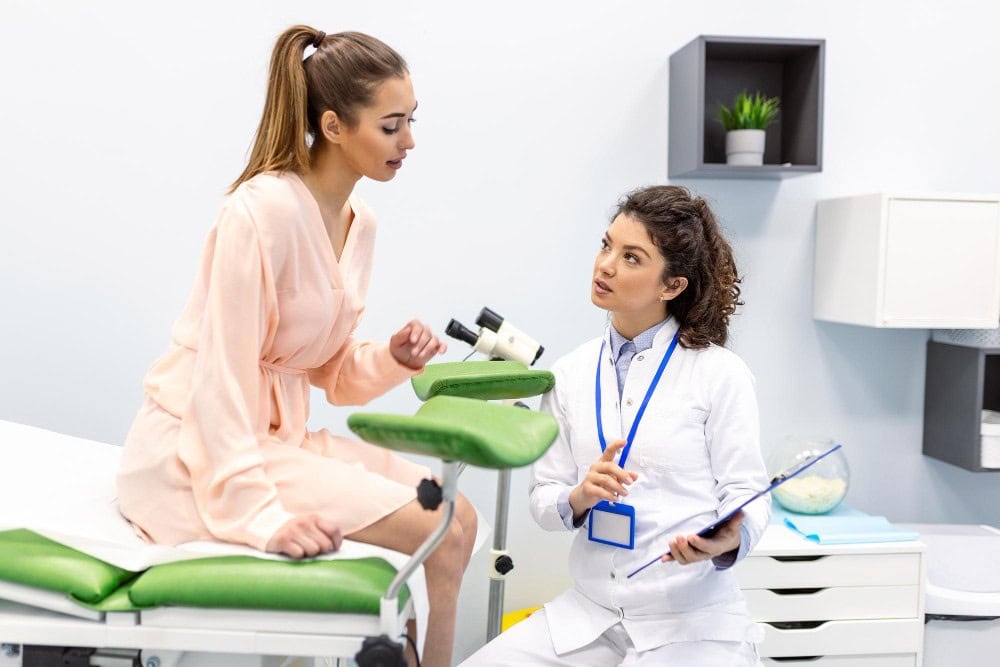 Paciente gjatë kontrollit gjinekologjik rutinë për Pap test